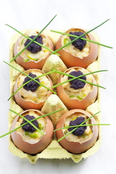 Äggröra med gräslök och svart kaviar — Stockfoto