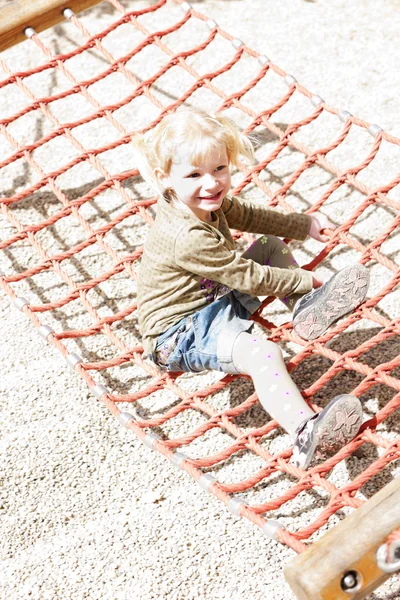 Маленькая девочка на детской площадке — стоковое фото