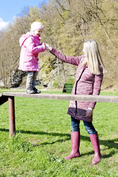 Madre con la figlia al parco giochi — Foto Stock