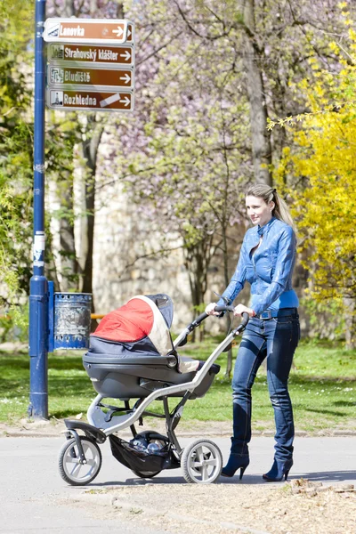 Çocuk arabası bahar yürüyüşte kadına — Stok fotoğraf