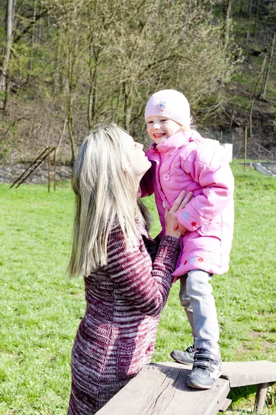 Mãe com sua filha no parque infantil — Fotografia de Stock