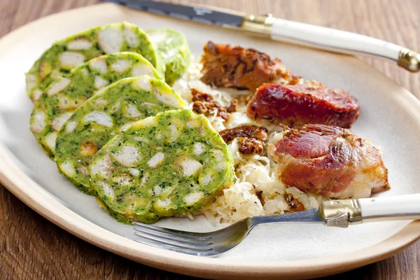 Domuz eti bitkisel köfte ve lahana ile — Stok fotoğraf