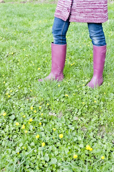 Szczegóły kobieta ubrana gumowe buty na wiosna łąka — Zdjęcie stockowe