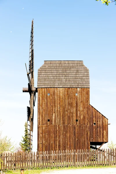 Dřevěný větrný mlýn, klobouky u brna, Česká republika — Stock fotografie