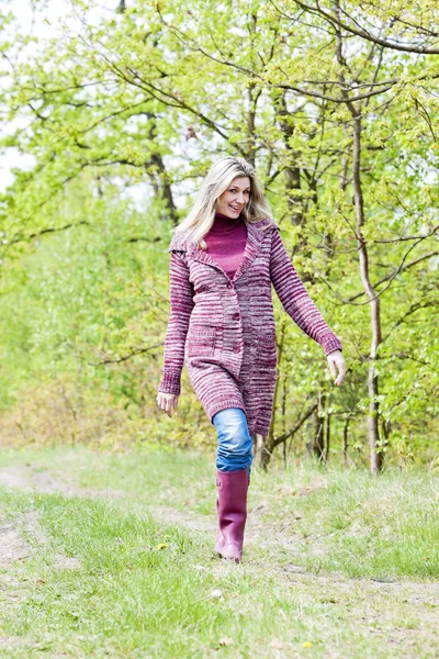 Kobieta ubrana gumowe buty w przyrodzie wiosną — Zdjęcie stockowe