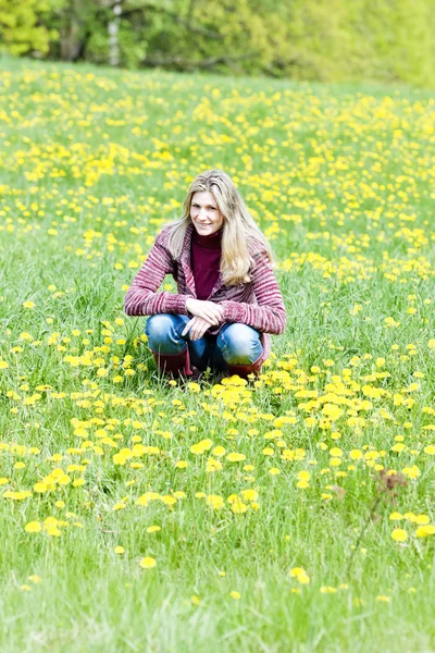 여자 봄 풀밭에 앉아 — 스톡 사진