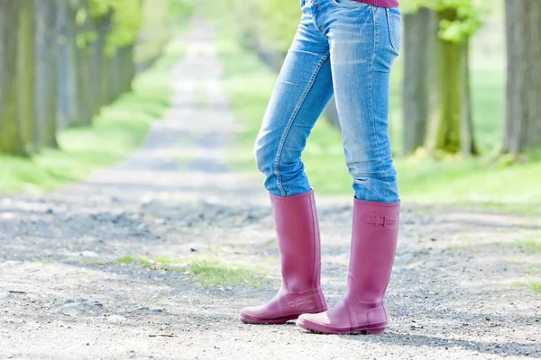 Dettaglio della donna che indossa stivali di gomma — Foto Stock