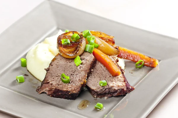 Rindereintopf mit Karotten und Kartoffelpüree — Stockfoto