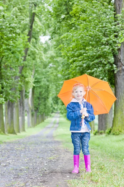 Κοριτσάκι με ομπρέλα σε άνοιξη δρομάκι — Φωτογραφία Αρχείου