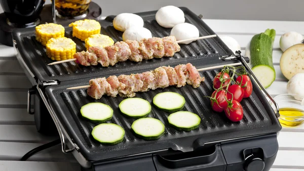肉烤串和蔬菜上电烧烤炉 — 图库照片