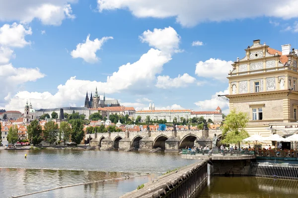 Lavka és Hradcany Charles bridge, Prága, Cseh Köztársaság — Stock Fotó