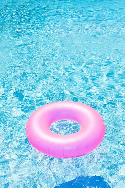 Anillo de goma rosa en la piscina — Foto de Stock