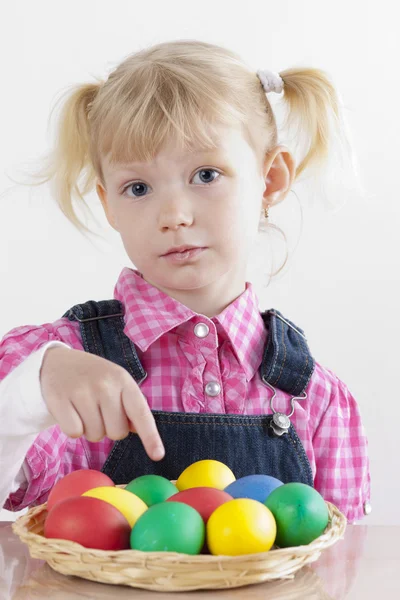 Ritratto di bambina con uova di Pasqua — Foto Stock