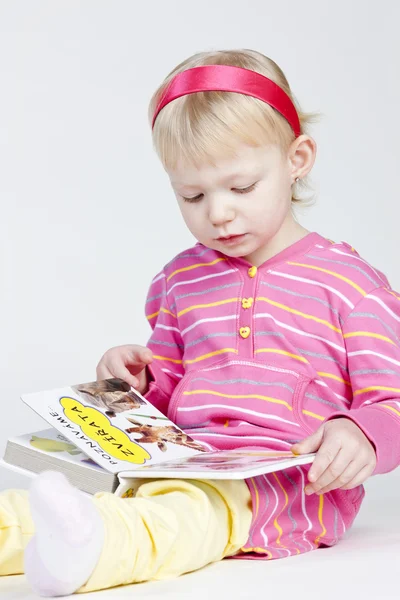 Klein meisje met een boek — Stockfoto