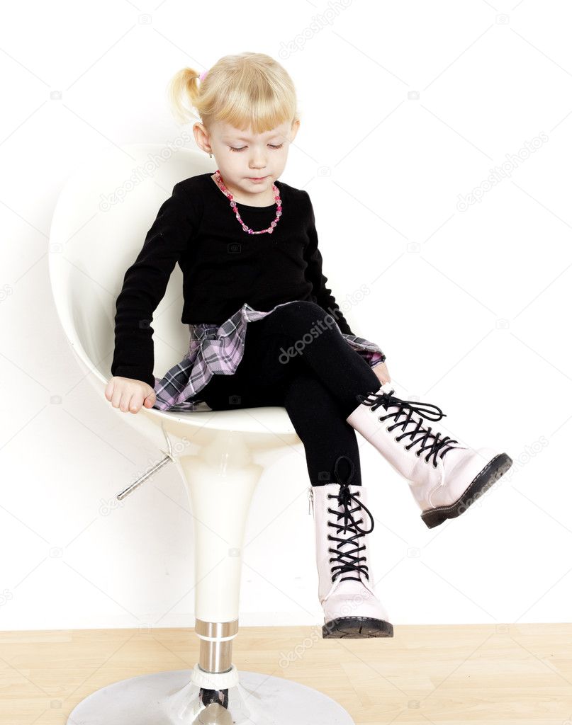 Девочка сидит на стуле раскраска
