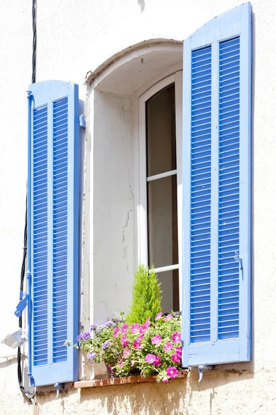 Janela com obturador de janela azul, Greoux-les-Bains, Provence, Fra — Fotografia de Stock