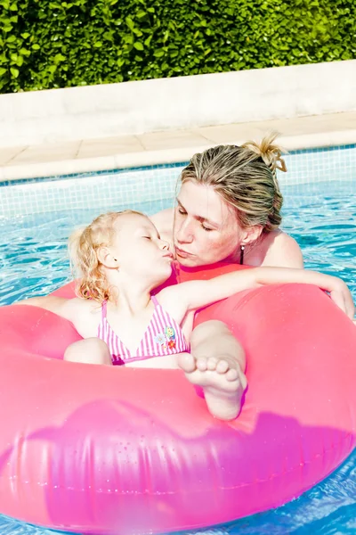 Mãe com sua filha na piscina — Fotografia de Stock