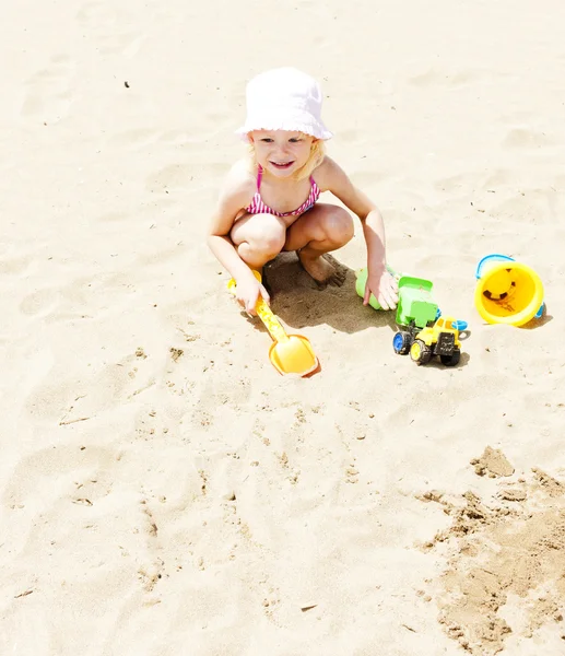 Mała dziewczynka bawiąca się na plaży — Zdjęcie stockowe