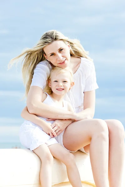 Sommerporträt der Mutter mit ihrer Tochter — Stockfoto