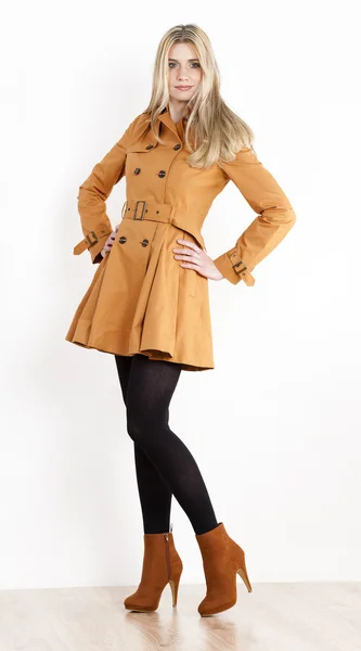 Donna in piedi indossando cappotto e scarpe alla moda marrone — Foto Stock