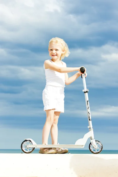Kleines Mädchen mit einem Motorroller — Stockfoto