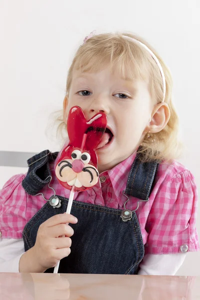 Ritratto di bambina con un lecca-lecca pasquale — Foto Stock