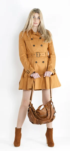 Mulher de pé vestindo casaco e sapatos castanhos na moda com um h — Fotografia de Stock