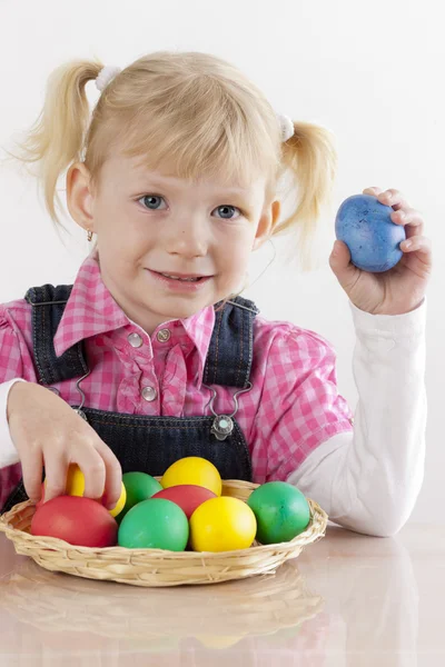 Porträt eines kleinen Mädchens mit Ostereiern — Stockfoto