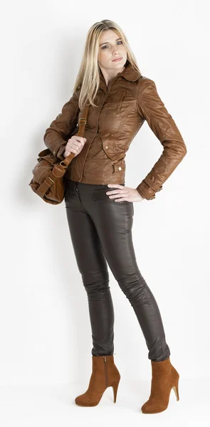 Kahverengi kıyafet ve moda kahverengi ayakkabı giyen duran kadın — Stok fotoğraf