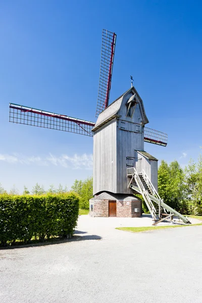 Dřevěný větrný mlýn drievenmeulen poblíž steenvoorde, nord-pas-de-cala — Stock fotografie