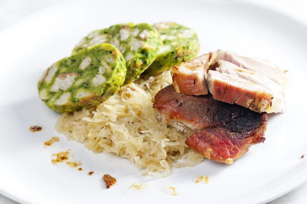 Мясо свинины с травяными пельменями и капустой — стоковое фото