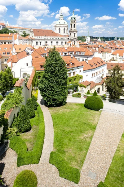 Vrtbovska tuin en Sint Nicolaas kerk, Praag, Tsjechische republ — Stockfoto