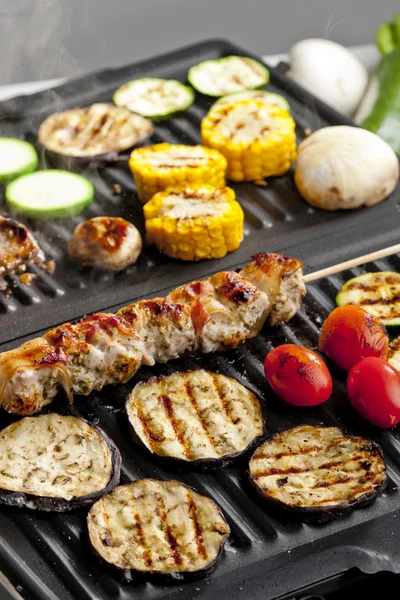 Hús nyárson és elektromos grill zöldségekkel — Stock Fotó