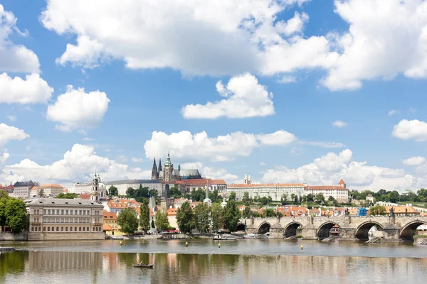 Hradcany avec le pont Charles, Prague, République tchèque — Photo