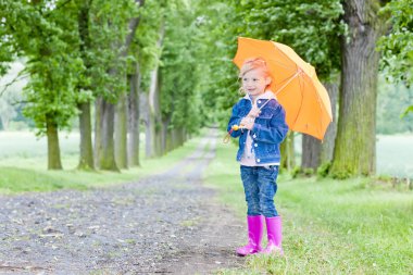 küçük kız şemsiye bahar dar sokakta