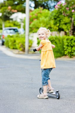 Scooterlı küçük kız.