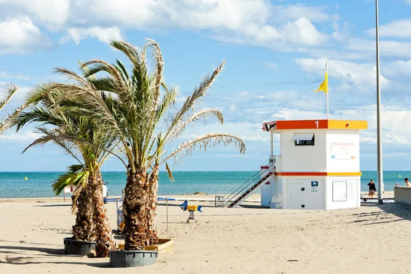 Badmeester cabine op het strand in narbonne plage, languedoc-roussi — Stockfoto