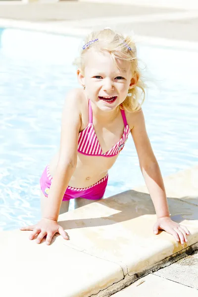 Маленька дівчинка в басейні — стокове фото