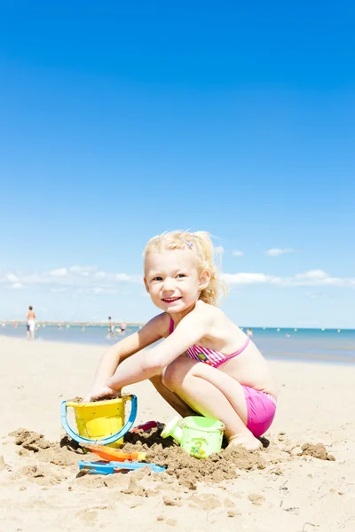 Bambina che gioca sulla spiaggia in mare — Foto Stock