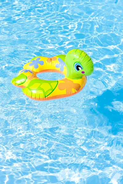Pierścień gumowy Zielona dziecka w basenie — Zdjęcie stockowe