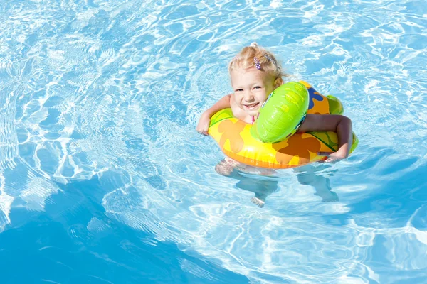 Маленька дівчинка з гумовим кільцем у басейні — стокове фото