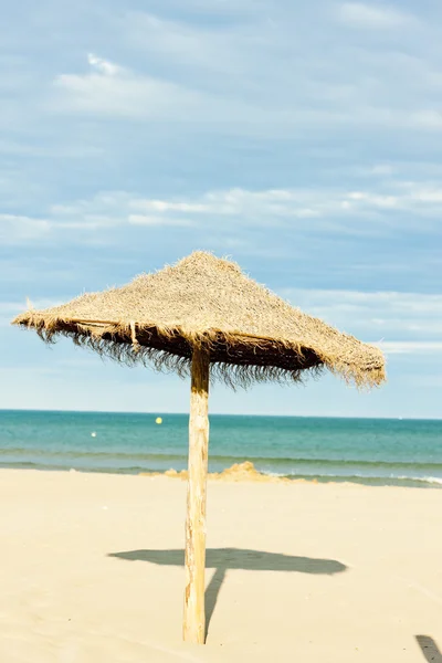 Sunshade on the beach in Narbonne Plage, Languedoc-Roussillon, F — Stock Photo, Image