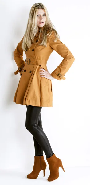 Mulher de pé vestindo casaco e sapatos castanhos na moda — Fotografia de Stock