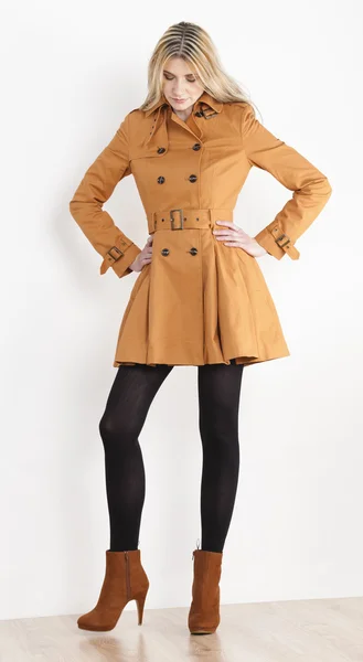 Állandó nő visel kabátot és divatos barna cipő — Stock Fotó