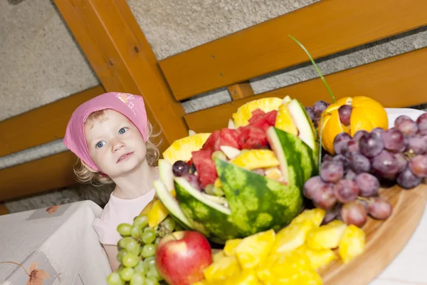 Portrait of little girl with fruit — Stock Photo, Image