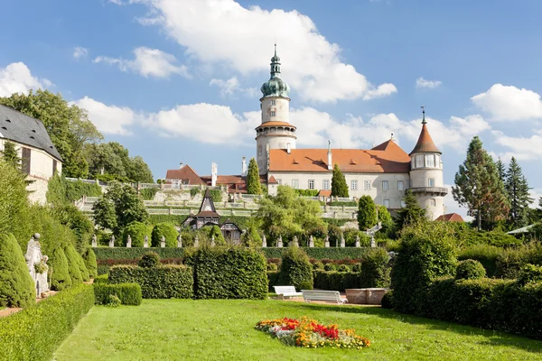 Castle of Nove Mesto nad Metuji with garden, Czech Republic — Stock Photo, Image