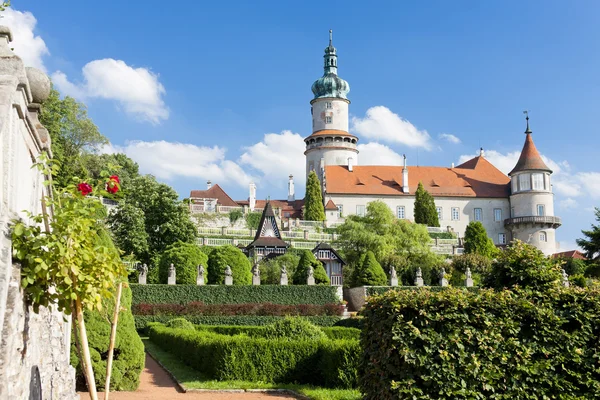 Zamek nove mesto nad Metują z ogrodem, Republika Czeska — Zdjęcie stockowe
