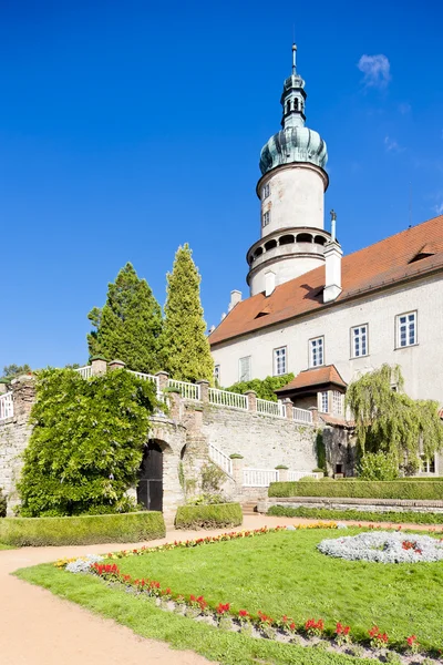 Castle of Nove Mesto nad Metuji med have, Tjekkiet - Stock-foto