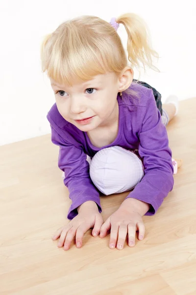 Porträt eines kleinen Mädchens, das mit einer Puppe spielt — Stockfoto