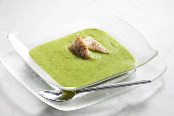 Mélanger le brocoli et la soupe au chou-fleur avec la morue — Photo